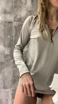 Antrenmandan sonra spor salonunda soyunma odasında poz veriyor. Seksi Yavaş Kuruyan Saç