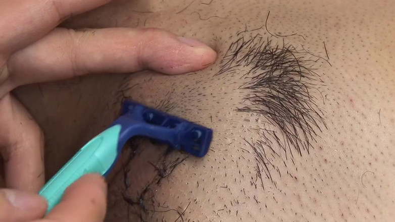 Pure Japanese adult video ( JAV): Japanische tennisspielerin bekommt ihre muschi von drei älteren männern rasiert und...