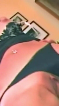 Insaziabile milf bionda prende in giro un grosso cazzo sul divano