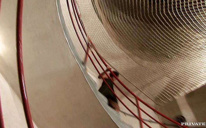 Private.com: PRIVATA lesbiska använder en gigantisk dildo i sina fittor