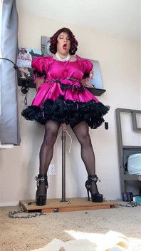 Pinke sissy-zimmermädchen candy wird an ihrem dildostand eingesperrt und reitet ihre stange