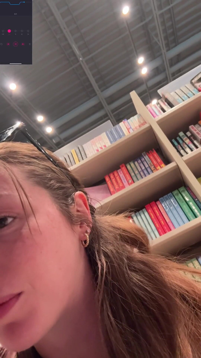 Nadia Foxx: Försöker att inte komma i bokhandeln medan man jagar på...