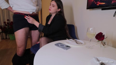 Alina Rose: Une cliente excitée remercie le serveur avec une branlette sexy...