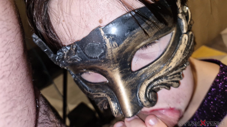 Nylon Xtreme: Pohled Eleny Clark si hraje se šedými punčocháčmi a botami