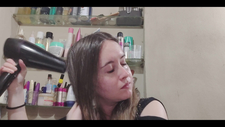 RavenHearth666VIP: Suší mi vlasy. Miluji, jak to jde z mokré na...