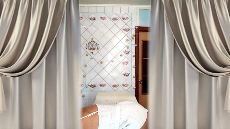 Lukerya: Olgun Ukraynalı kadın figürünü gösteriyor ve evde kameraya poz veriyor