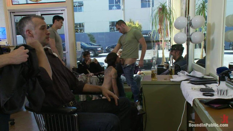 Bound in public: Rasata e scopata in un barbiere occupato