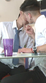 자지를 빨고 따먹히는 겸둥이 소년
