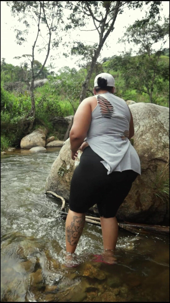 Lexly_16: In cerca di dove scopare nel fiume