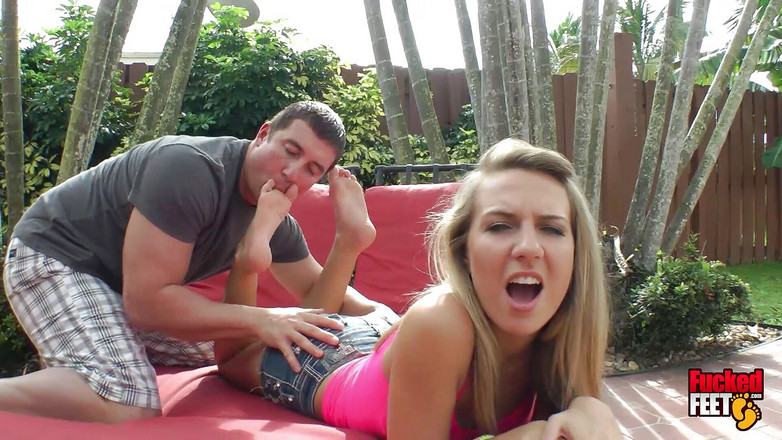 Fucked Feet: Kiara Knight a les pieds les plus sexy de Miami !...