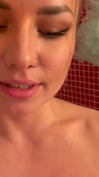 O curvă italiană face duș și ejaculează
