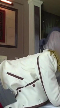 F cup vollbusiger Cosplayer im Naval Style Outfit genießt ein privates Hotelshooting, das zu einem intimen moment wird