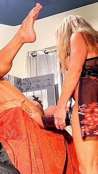 Uau, este vibrador é gigante! Impressionante tamanho e égualut podem sentir todos os detalhes da veia