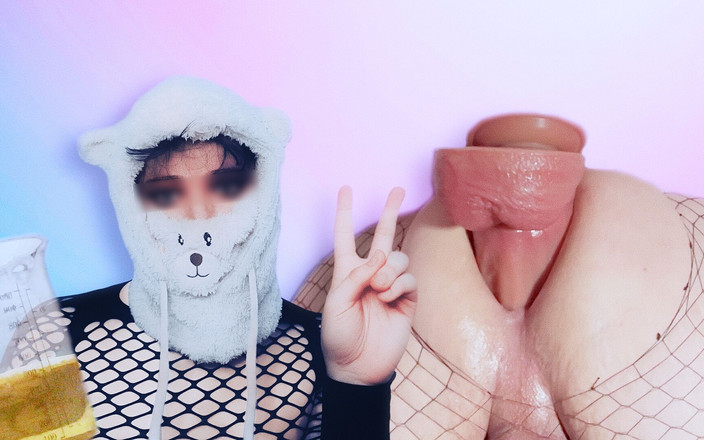 Kamizila: Mały Femboy niszczy tyłek twardym analem, połyka sikanie i połyka...