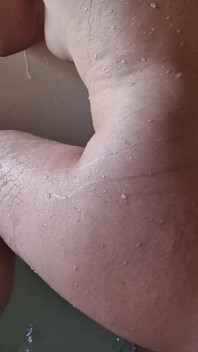 Latina met dikke kont geneukt in de jacuzzi