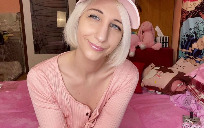 Cute Blonde 666: Pink Day, une blonde poilue fume