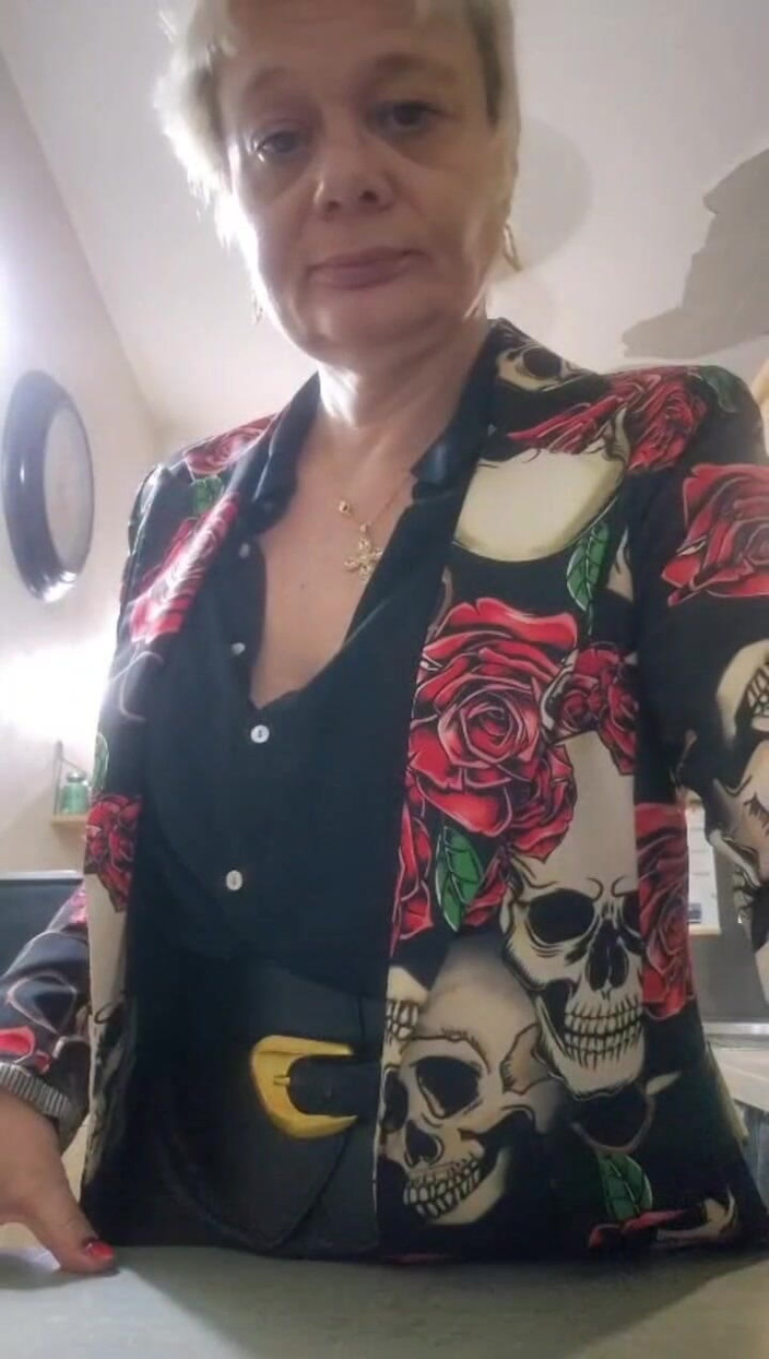 Sofy13: Cześć, odkrywasz rozwiązłą, dojrzałą MILF, która kocha seks