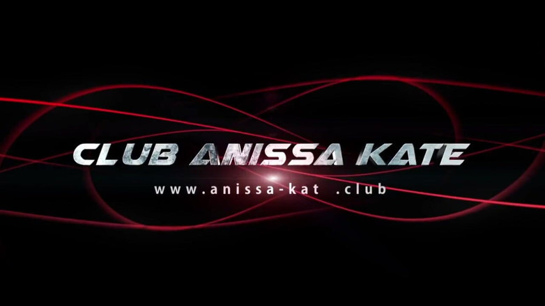 Club Anissa Kate: Anissa Kate wordt gelikt en vingert haar poesje door een...