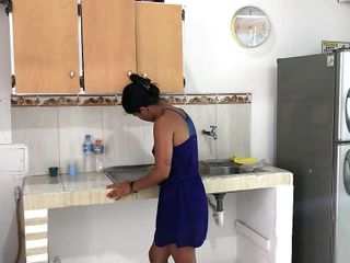 Johanna_love: Azgın üvey kız kardeşim evin mutfağında bana lezzetli bir sakso çekiyor