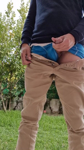 Rafael Torreano: 庭で素早くオナニー