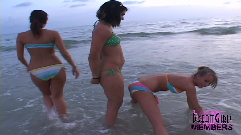 Dream Girls: Üç doğal üniversiteli tatlı kız plajda teşhir yapıyor