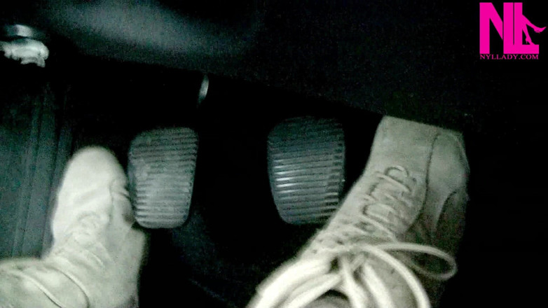 Nyllady: Conducción y bombeo de pedal en botas planas suaves