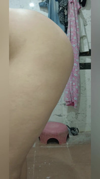 Priya สาวอินเดียสุดฮอตล้างตัวในห้องน้ํา