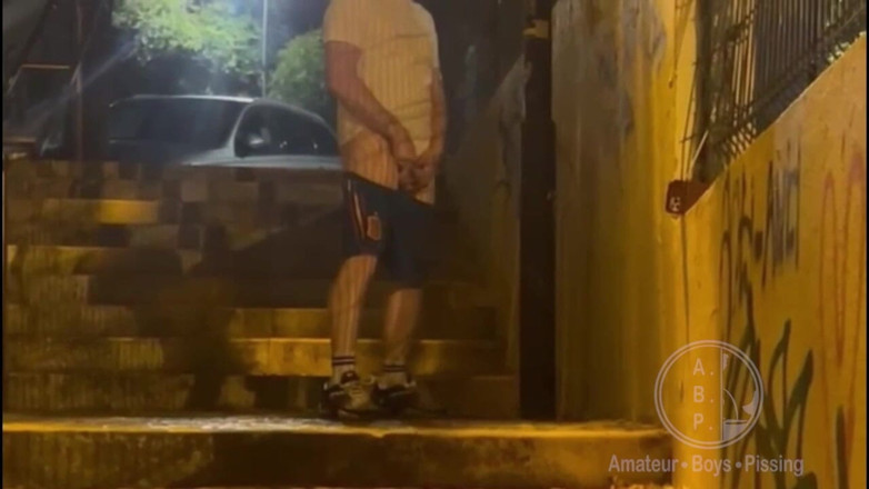 AmateurBoysPissing: Ragazzo Etero Sorpreso a Pisciare in Strada per La Seconda...