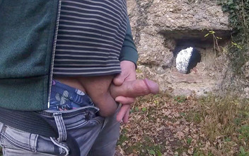 Funnyboy-Ger: 外で城の廃墟を探索しながら、私は太いペニスを楽しそうに手で弄りました。