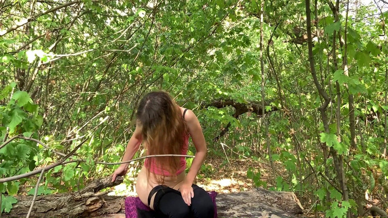 SexyMissMe: Sexy mädchen beschloss, im wald zu masturbieren