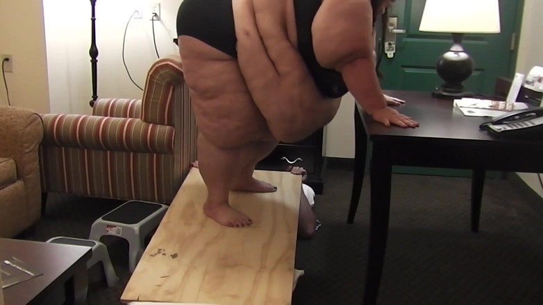 Full Weight Productions: El horrible pisoteo de placa de 600 ib de BigmommaKat