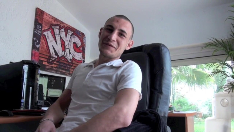 YOUNG FRENCH DUDES FUCKERS: Twink scopato dai suoi 2 amici bot gay ma curioso
