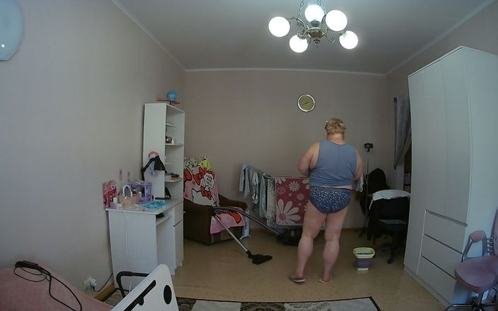 Sweet July: Schoonmoeder reinigt de kamer naakt
