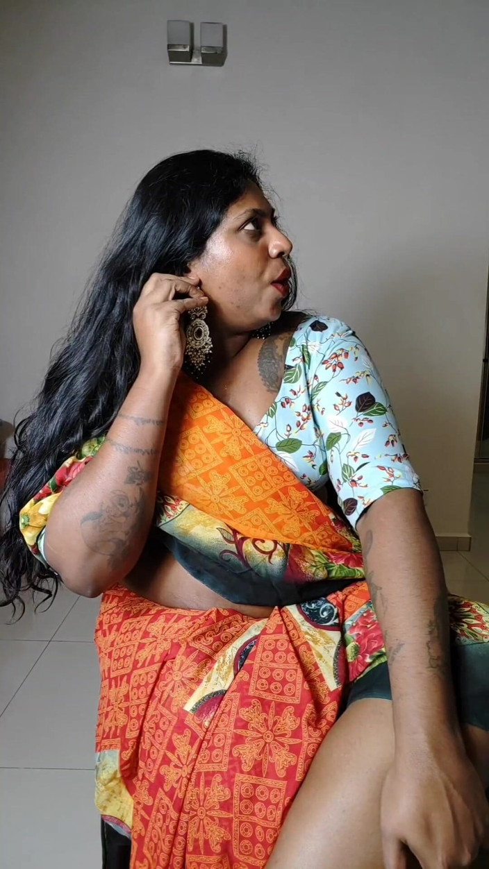 Ilariafajralilura: Aunty Ilaria Tries to Escape the Crowd and Accidentally Discovered...