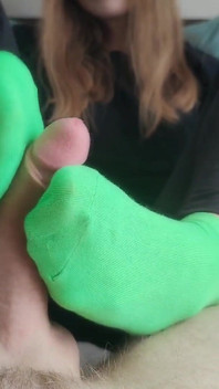 Sockjob en calcetines verdes brillantes
