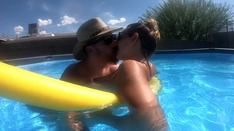 Mya Lane: Sesso rischioso in piscina fuori incinta di 9 mesi
