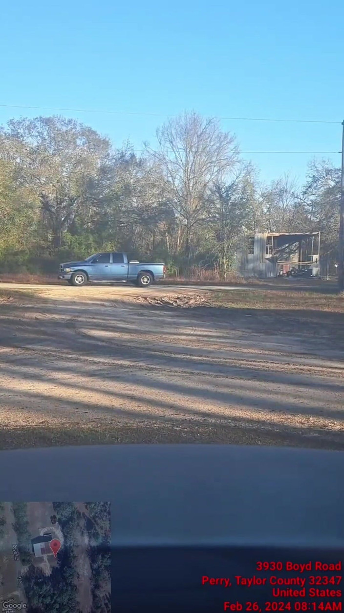 Exhib guy: Koszula publiczna rozdzierać w szerokim świetle dziennym