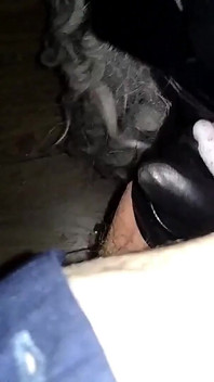 Gedeelde sletvrouw geniet in kijkgatcabine met vrienden