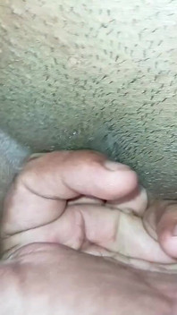 Bạn trai móc cua âm hộ ướt át của cô vợ mallu nóng bỏng