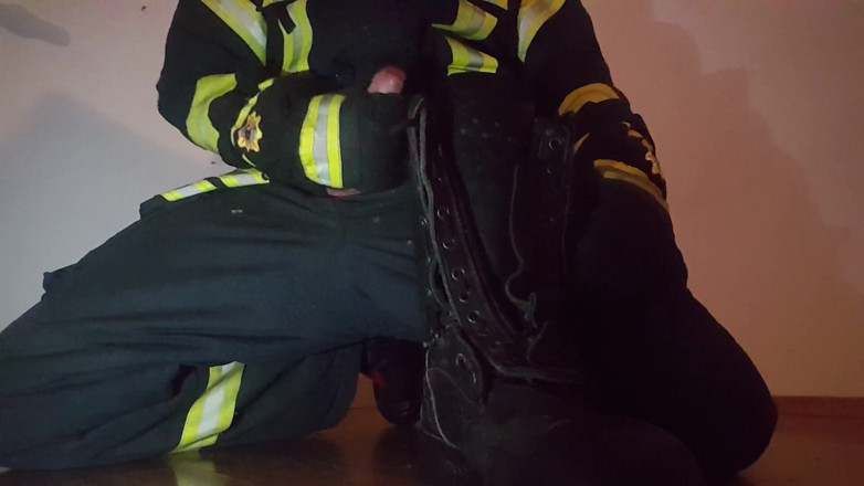 Thebootsstopmper: Brandweerman trekt zich af in een branduitrusting