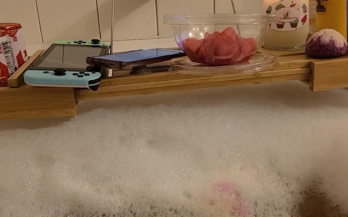 Josie4yourpleasure: Splish छींटे हॉट मम्मी नहा रही है