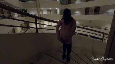 MILF Oxana: होटल के दालान में नग्न पकड़ा गया