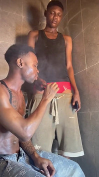 Il ragazzo più alto un consiglio per fare sesso mentre gli altri compare che giocano
