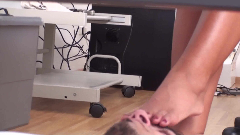 Foot Girls: 섹시한 파란색 발 뒤꿈치에서 냄새가 나는 발