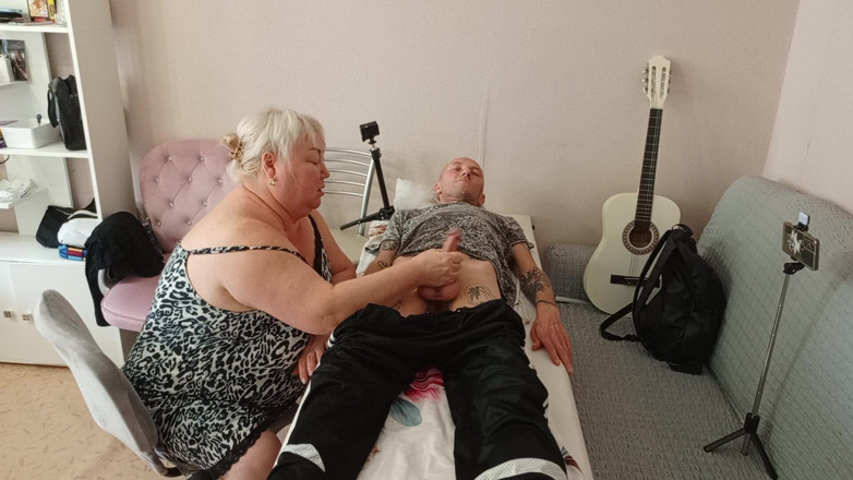 Zona901: Une voisine est venue tailler une pipe pour avaler une...