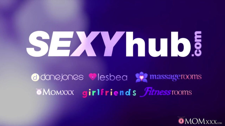 Girlfriends XXX: Girlfriends XXX - Australijska loszka bawi się Adore jest pod wrażeniem...