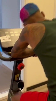 Ja, szczupła, silikonowana dziewczyna z Smart Fit