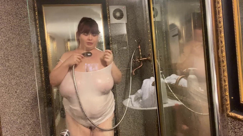 Roxanne Miller: Wet Tank Top dan Pee