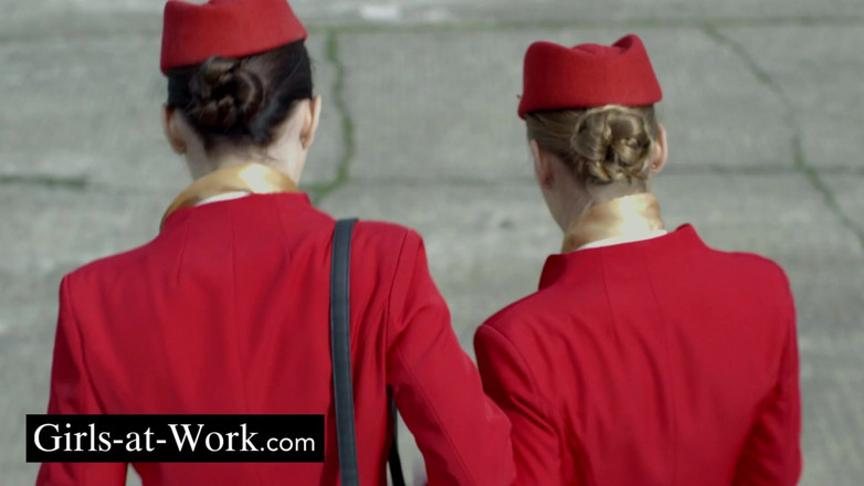 Girls At Work: Trio pramugari maskapai penerbangan