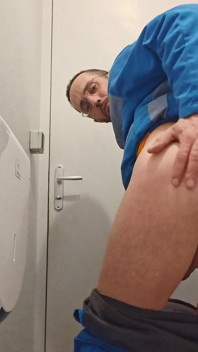 Abspritzen auf essen bei der arbeit in der toilette